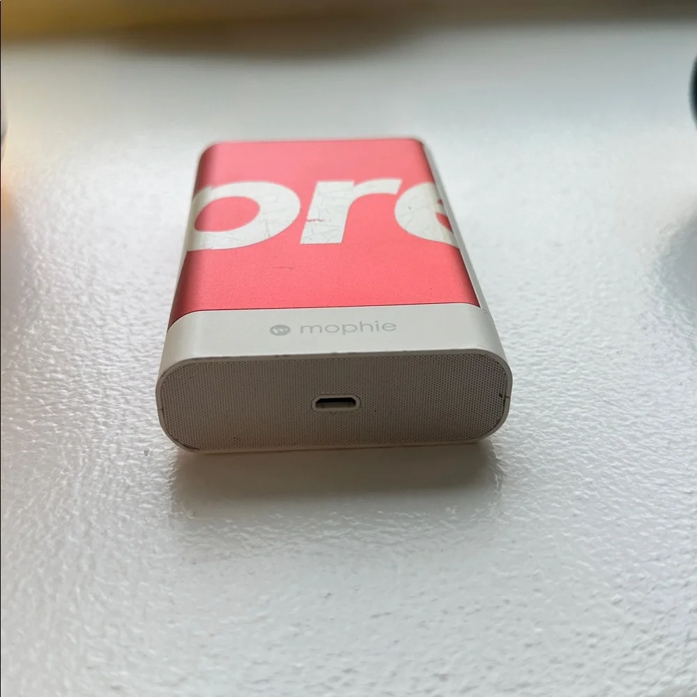 SUPREME MOPHIE 10k PORTABLE CHARGER